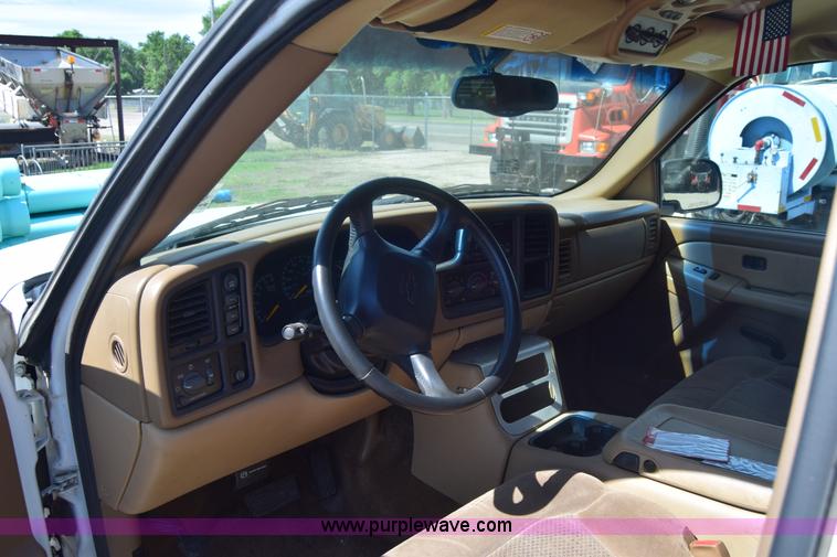 image for item J6593 2000 Chevrolet Suburban 1500 SUV