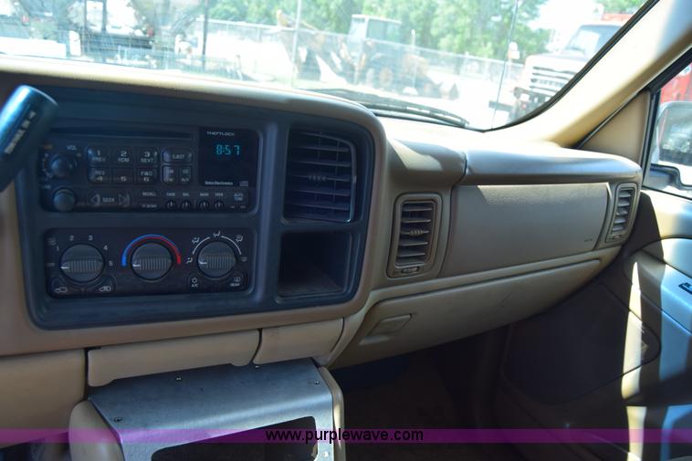 image for item J6593 2000 Chevrolet Suburban 1500 SUV