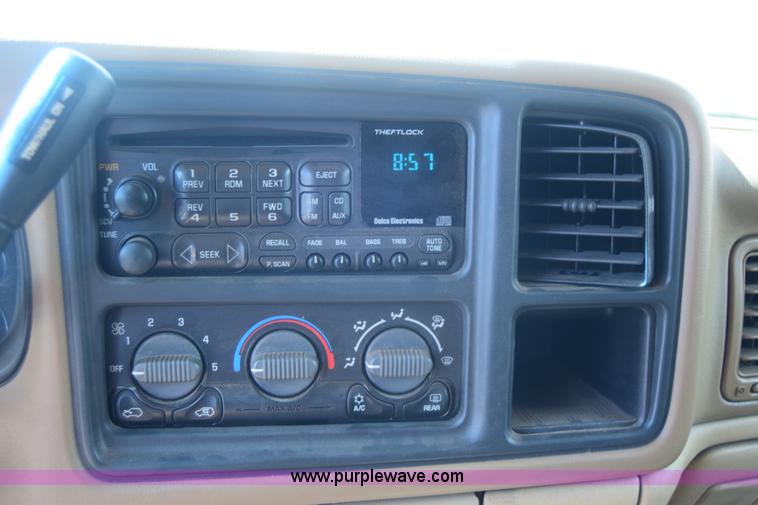 image for item J6593 2000 Chevrolet Suburban 1500 SUV