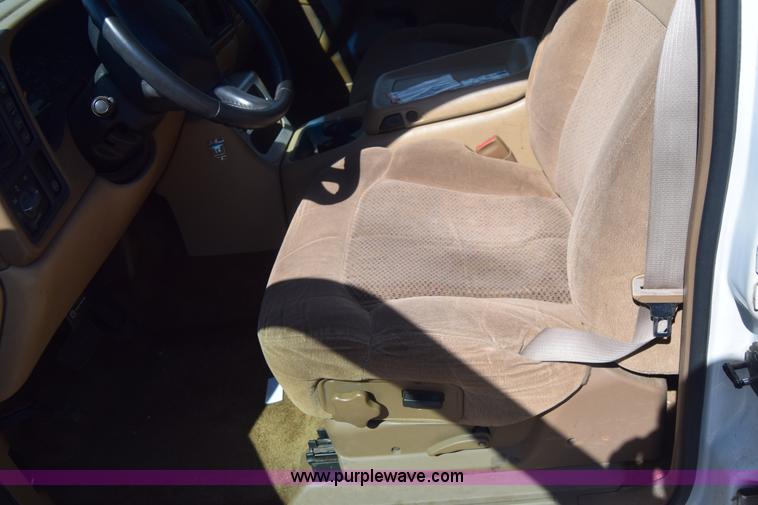 image for item J6593 2000 Chevrolet Suburban 1500 SUV