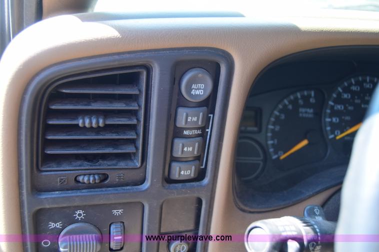 image for item J6593 2000 Chevrolet Suburban 1500 SUV