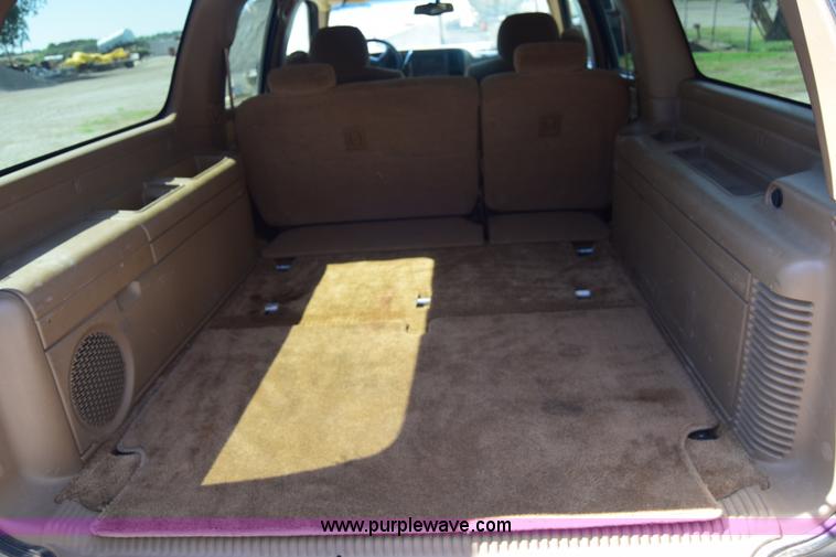 image for item J6593 2000 Chevrolet Suburban 1500 SUV