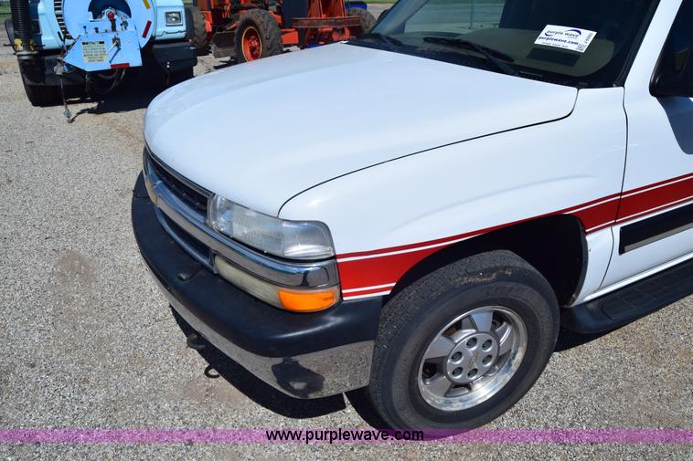 image for item J6593 2000 Chevrolet Suburban 1500 SUV
