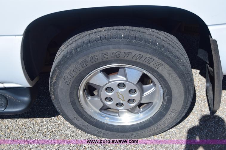 image for item J6593 2000 Chevrolet Suburban 1500 SUV