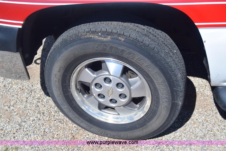 image for item J6593 2000 Chevrolet Suburban 1500 SUV