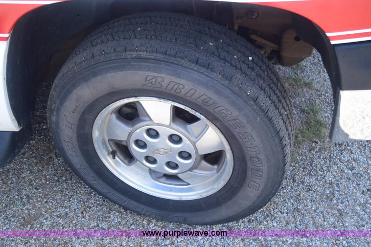 image for item J6593 2000 Chevrolet Suburban 1500 SUV