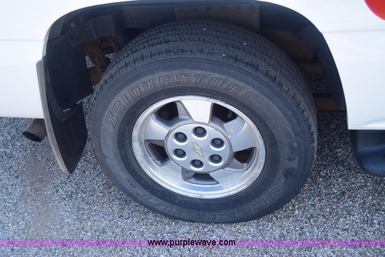 image for item J6593 2000 Chevrolet Suburban 1500 SUV