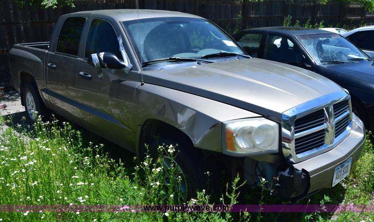 image for item J6603 2006 Dodge Dakota SLT Quad Cab pickup truck