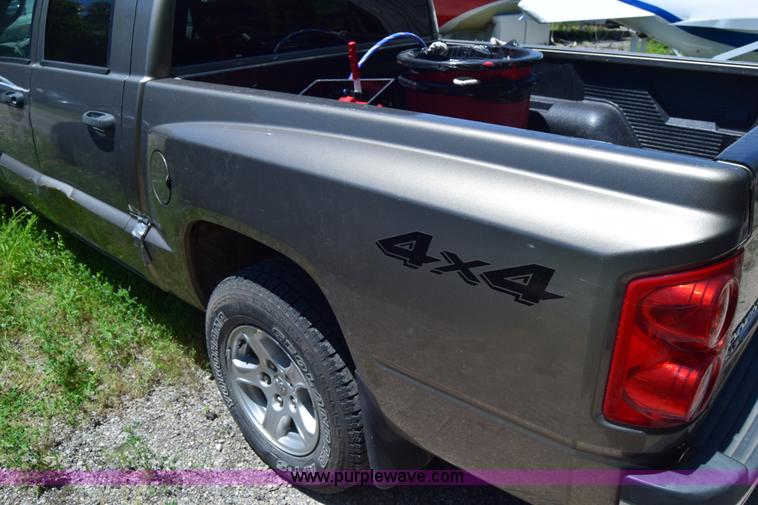 image for item J6603 2006 Dodge Dakota SLT Quad Cab pickup truck