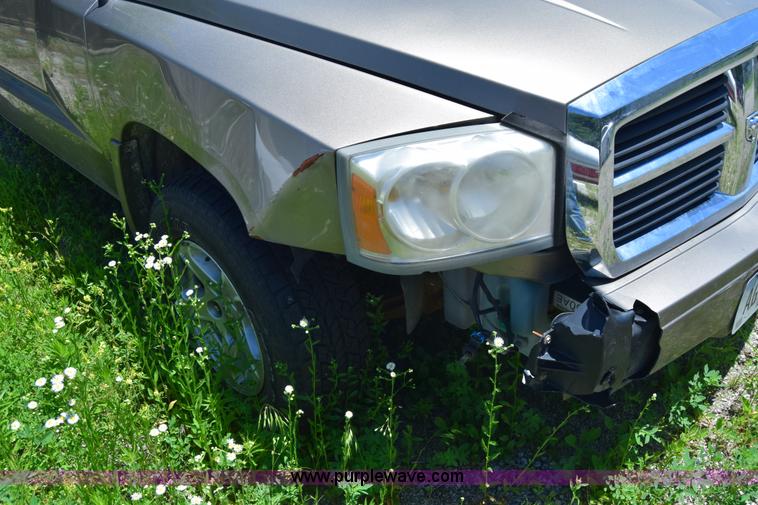 image for item J6603 2006 Dodge Dakota SLT Quad Cab pickup truck