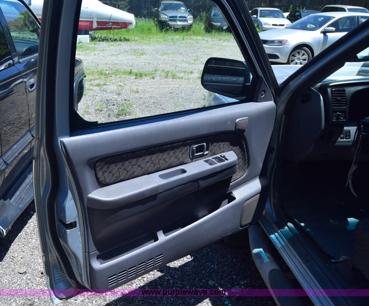 image for item J6607 2000 Nissan Xterra SUV