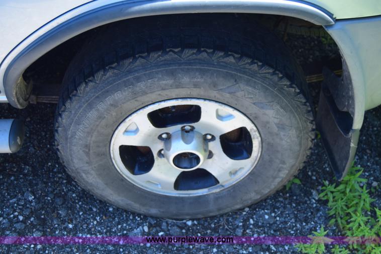 image for item J6607 2000 Nissan Xterra SUV