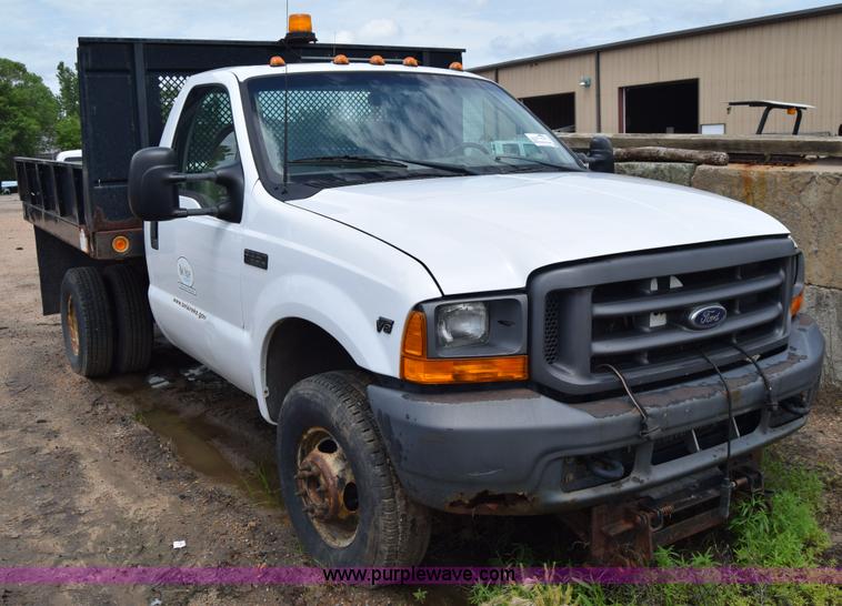 image for item J6638 2001 Ford F350 Super Duty flatbed pickup truck