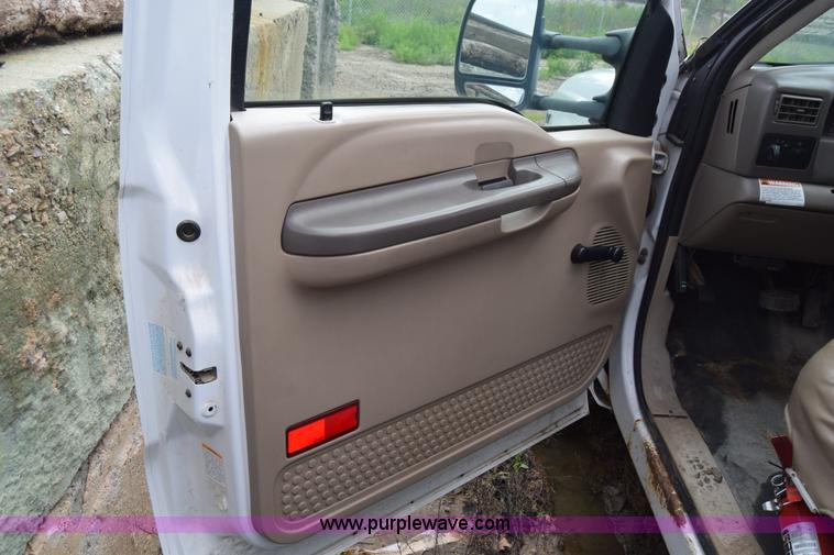 image for item J6638 2001 Ford F350 Super Duty flatbed pickup truck