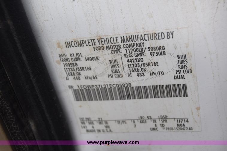 image for item J6638 2001 Ford F350 Super Duty flatbed pickup truck