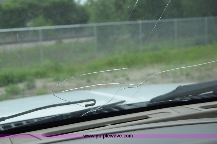 image for item J6638 2001 Ford F350 Super Duty flatbed pickup truck