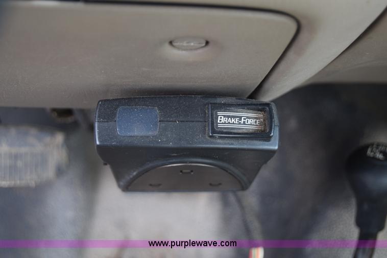 image for item J6638 2001 Ford F350 Super Duty flatbed pickup truck