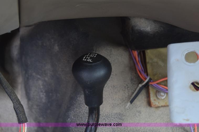 image for item J6638 2001 Ford F350 Super Duty flatbed pickup truck