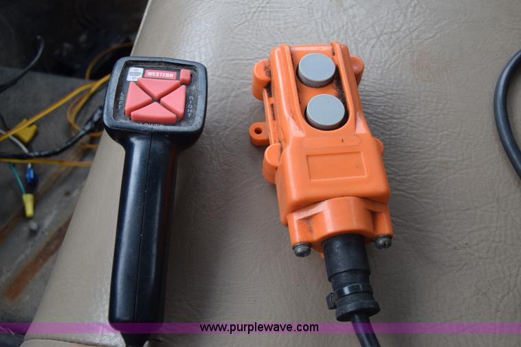 image for item J6638 2001 Ford F350 Super Duty flatbed pickup truck