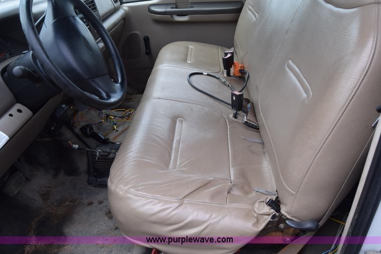 image for item J6638 2001 Ford F350 Super Duty flatbed pickup truck