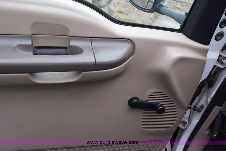 image for item J6638 2001 Ford F350 Super Duty flatbed pickup truck