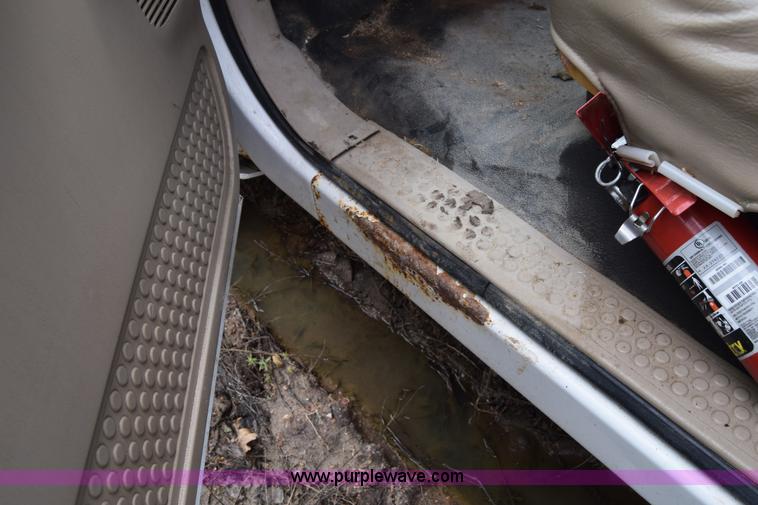 image for item J6638 2001 Ford F350 Super Duty flatbed pickup truck