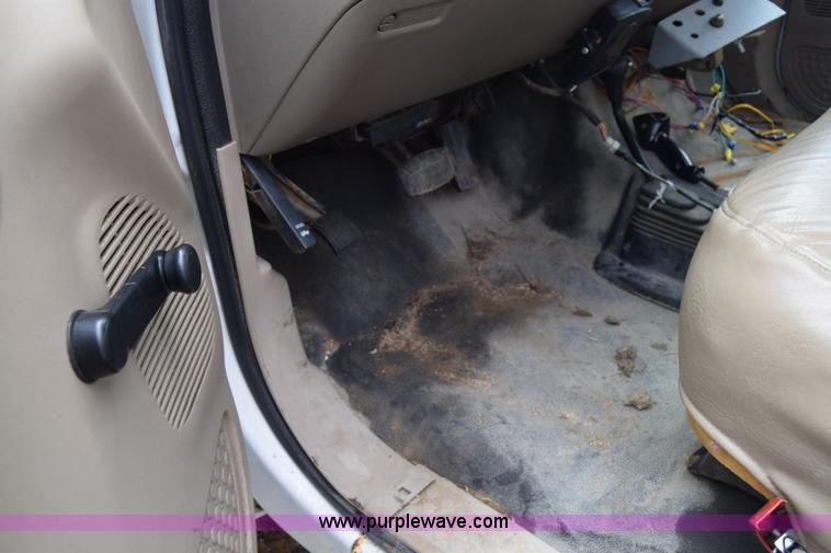 image for item J6638 2001 Ford F350 Super Duty flatbed pickup truck