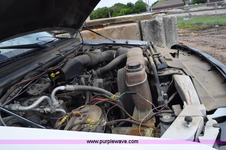 image for item J6638 2001 Ford F350 Super Duty flatbed pickup truck