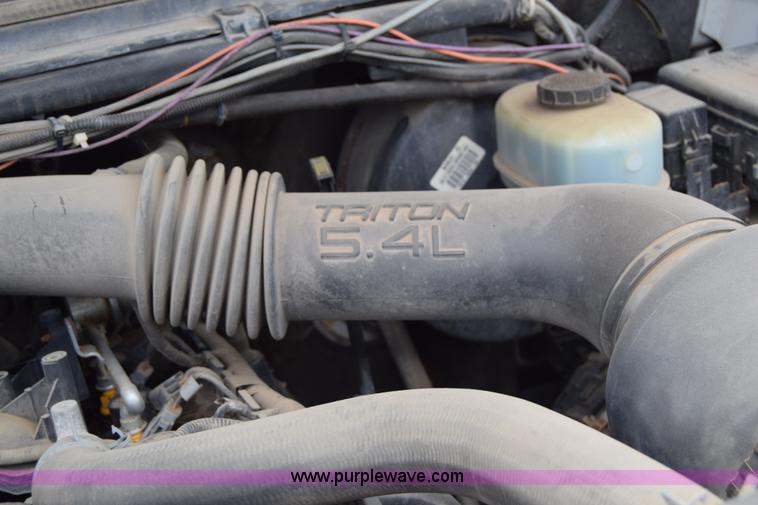 image for item J6638 2001 Ford F350 Super Duty flatbed pickup truck