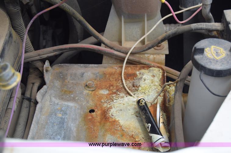 image for item J6638 2001 Ford F350 Super Duty flatbed pickup truck