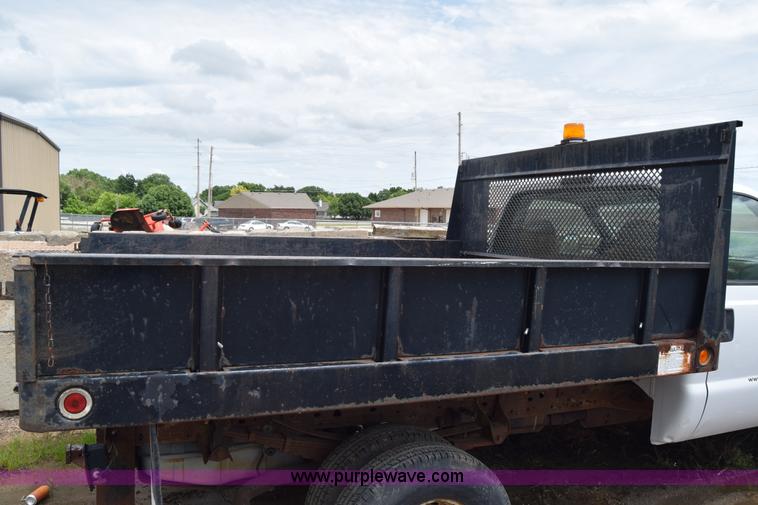 image for item J6638 2001 Ford F350 Super Duty flatbed pickup truck