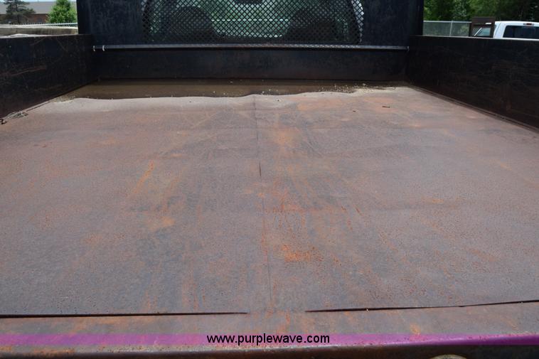 image for item J6638 2001 Ford F350 Super Duty flatbed pickup truck