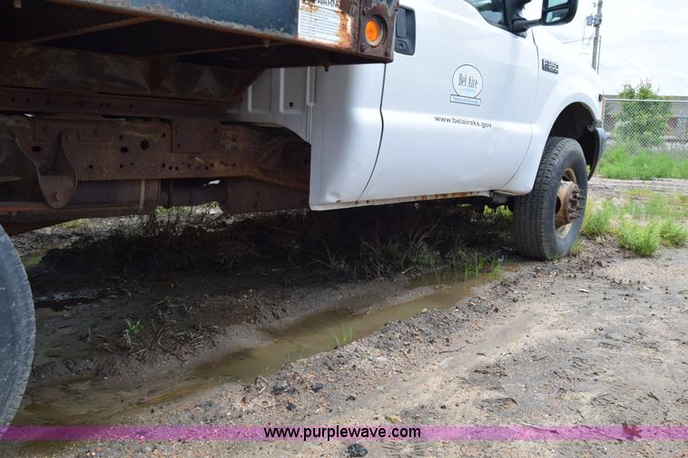 image for item J6638 2001 Ford F350 Super Duty flatbed pickup truck