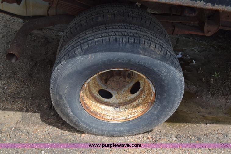 image for item J6638 2001 Ford F350 Super Duty flatbed pickup truck