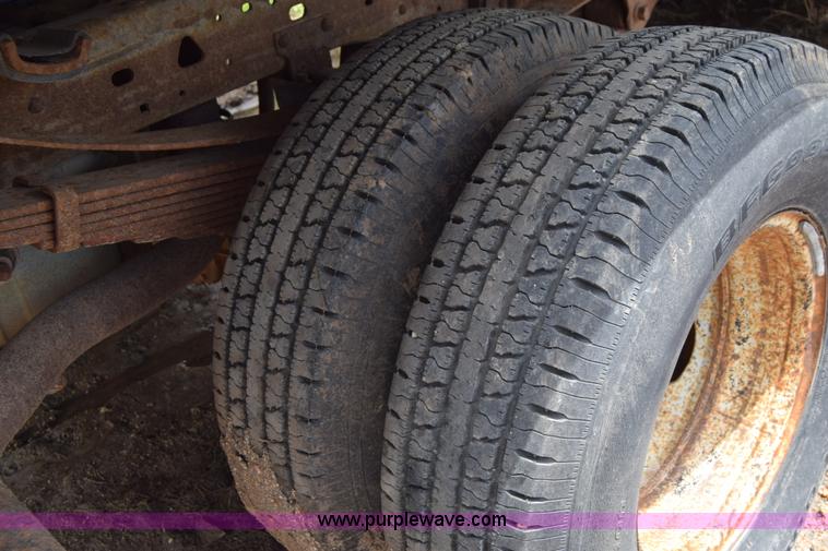 image for item J6638 2001 Ford F350 Super Duty flatbed pickup truck