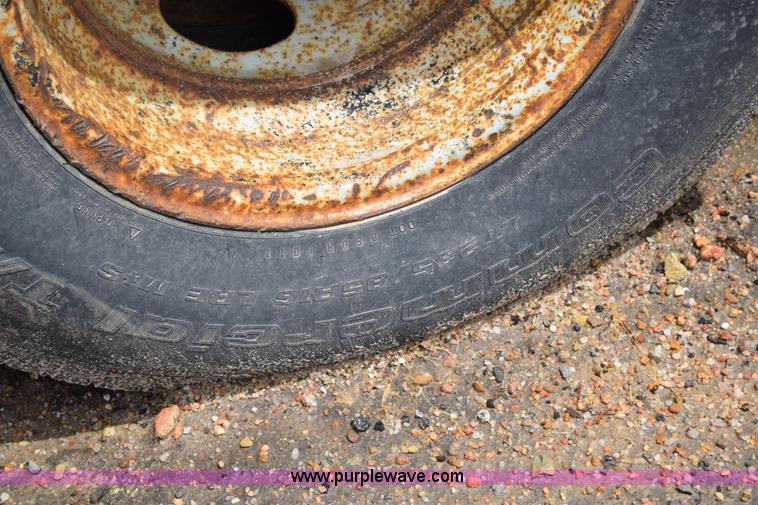 image for item J6638 2001 Ford F350 Super Duty flatbed pickup truck