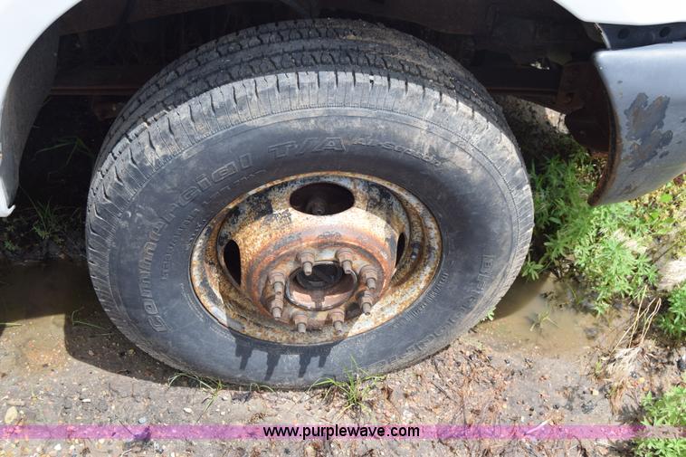 image for item J6638 2001 Ford F350 Super Duty flatbed pickup truck