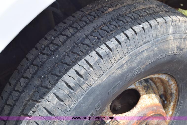 image for item J6638 2001 Ford F350 Super Duty flatbed pickup truck