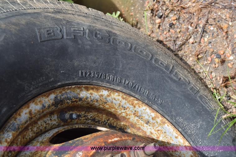 image for item J6638 2001 Ford F350 Super Duty flatbed pickup truck