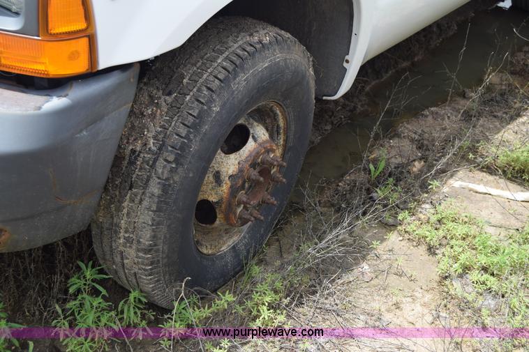 image for item J6638 2001 Ford F350 Super Duty flatbed pickup truck