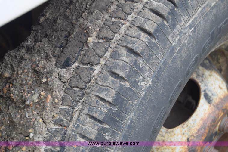 image for item J6638 2001 Ford F350 Super Duty flatbed pickup truck