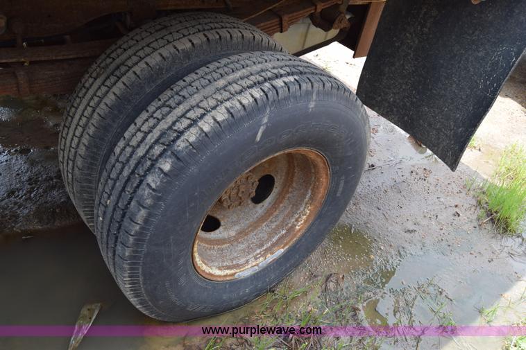 image for item J6638 2001 Ford F350 Super Duty flatbed pickup truck