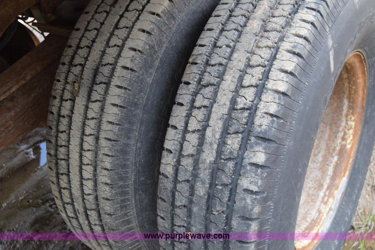 image for item J6638 2001 Ford F350 Super Duty flatbed pickup truck