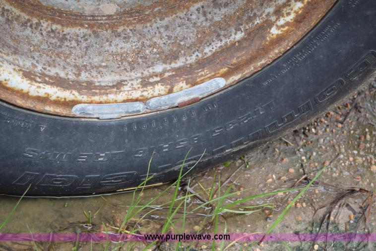 image for item J6638 2001 Ford F350 Super Duty flatbed pickup truck