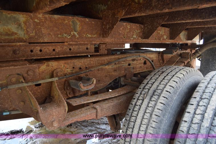 image for item J6638 2001 Ford F350 Super Duty flatbed pickup truck