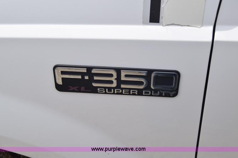 image for item J6638 2001 Ford F350 Super Duty flatbed pickup truck