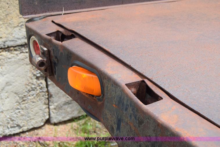 image for item J6638 2001 Ford F350 Super Duty flatbed pickup truck