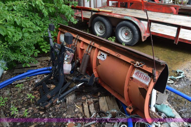 image for item J6638 2001 Ford F350 Super Duty flatbed pickup truck