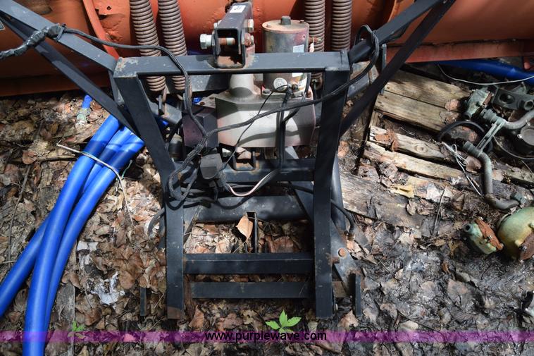 image for item J6638 2001 Ford F350 Super Duty flatbed pickup truck