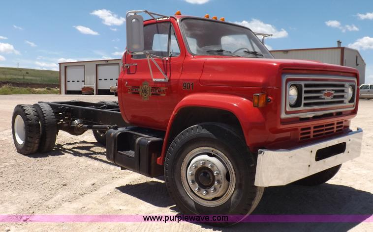 image for item K3986 1987 Chevrolet truck cab and chassis